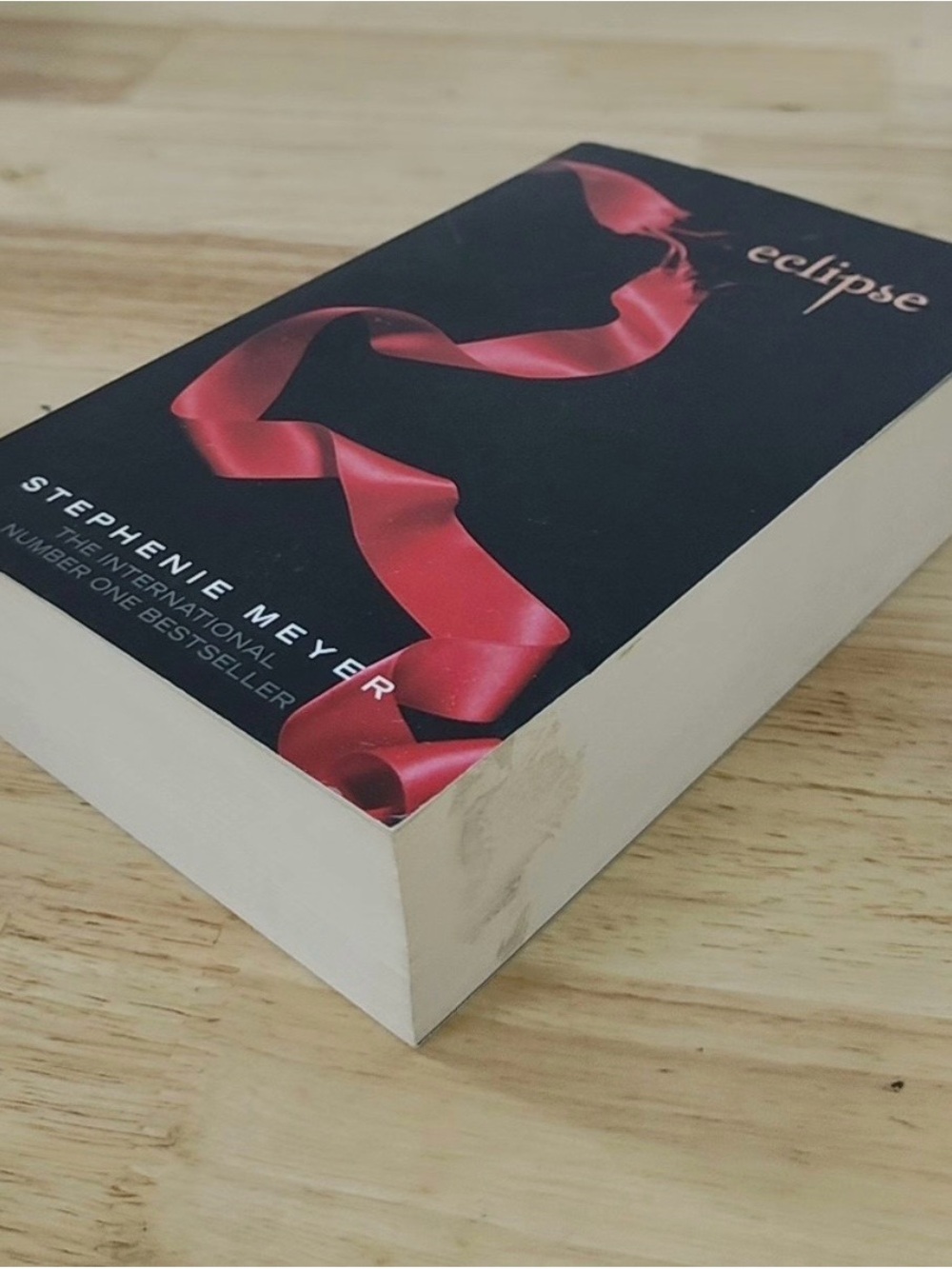 Eclipse by Stephenie Meyer - Black Cover with Red Ribbon - Picture 2 of 3